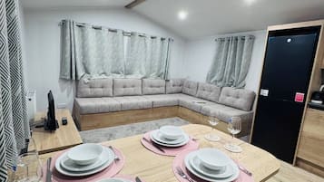 House, 3 Bedrooms, Garden View | Dining room