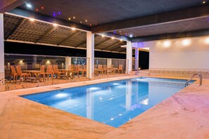 من حمّامات السباحة المغطاة