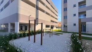 Un pàrcing subterrani de diverses plantes amb un passeig pavimentat i vegetació.