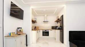 Fridge, microwave, oven, stovetop - Stay by the Sea, Sleeps 14, Air Con & Parking (Blackpool)