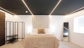 3 bedrooms, iron/ironing board, WiFi, bed sheets - Stay by the Sea, Sleeps 14, Air Con & Parking (Blackpool)