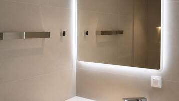 Serviettes fournies, savon, shampoing, papier toilette