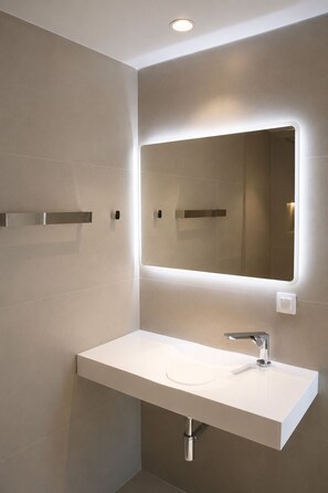 Towels, soap, shampoo, toilet paper - Ela Mare Hotel (Malia)