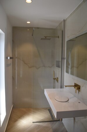 Towels, soap, shampoo, toilet paper - Ela Mare Hotel (Malia)