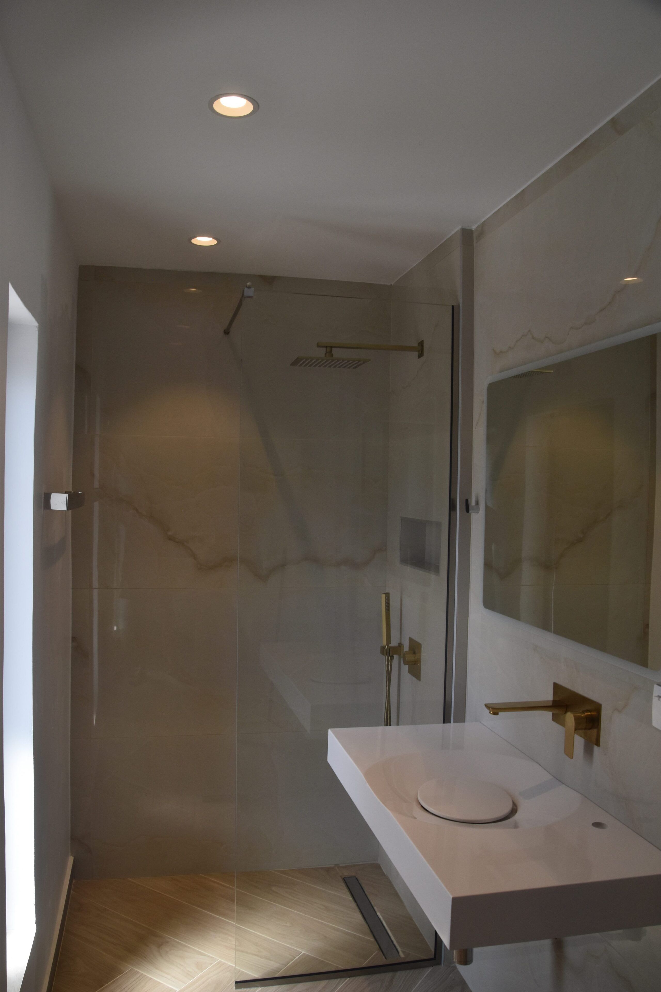 Serviettes fournies, savon, shampoing, papier toilette