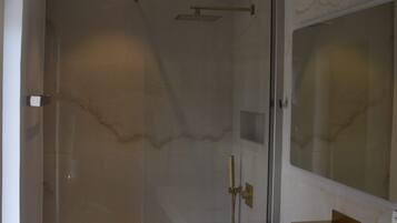 Serviettes fournies, savon, shampoing, papier toilette