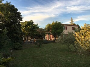 Exterior - Country House 'Mas Les Coutilles' with Mountain View, Private Pool and Wi-Fi (Cabrières-d'Avignon)