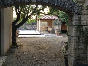 Property grounds - Country House 'Mas Les Coutilles' with Mountain View, Private Pool and Wi-Fi (Cabrières-d'Avignon)