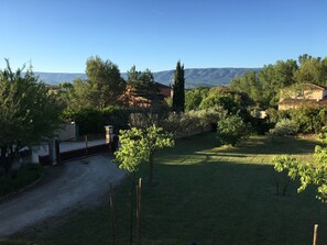 Property grounds - Country House 'Mas Les Coutilles' with Mountain View, Private Pool and Wi-Fi (Cabrières-d'Avignon)