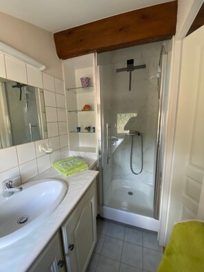 Douche, sèche-cheveux, serviettes fournies