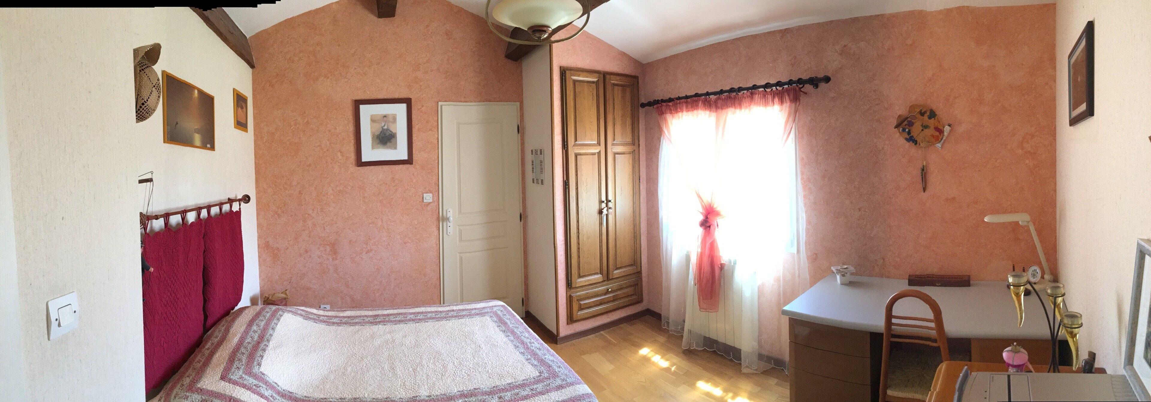 Quarto com cama, guarda-roupa, escrivaninha e cadeira.