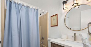 Shower, hair dryer, towels, soap - Come and Relax at On The Beach (Galveston)