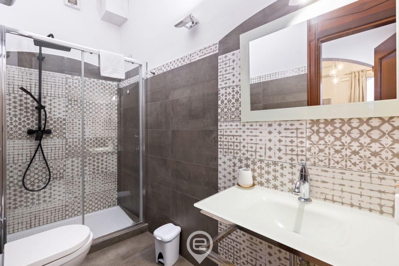 Ein Badezimmer mit Dusche, Toilette und Waschbecken.