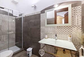 Shower, bidet, towels, shampoo - Domo Antico Borgo - Grey Room (Oristano)