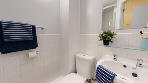 A bathroom with a toilet, sink, and a mirror. - iQ Student Quarter in Salford (Salford)
