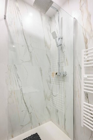 Shower, hair dryer, towels, soap - Paris stay one minute from RER C (three Eiffel Tower stops) (PARIS)