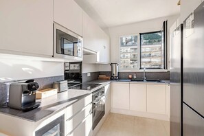 Een koelkast, een magnetron, een oven, een kookplaat