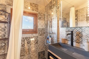 Hair dryer, bidet, towels, soap - Modern House in Central Montepulciano, Tuscany Apt (Montepulciano)