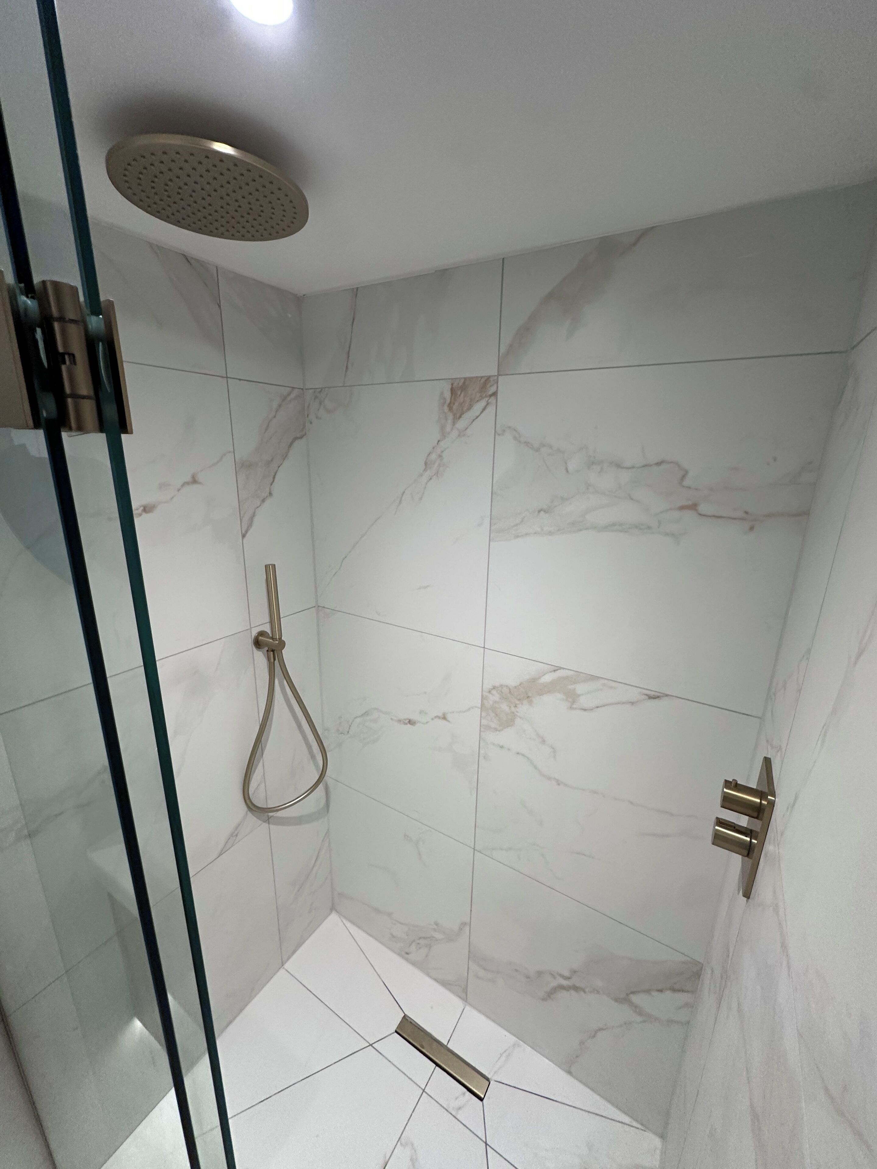 シャワー、ヘアドライヤー、タオル、石鹸