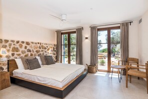 4 bedrooms, iron/ironing board, internet, bed sheets