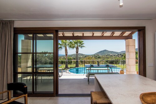 Luxury Villa Overlooking Sea