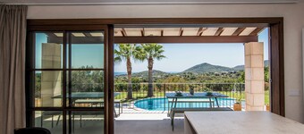 Luxury Villa Overlooking Sea