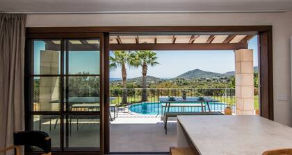Luxury Villa Overlooking Sea