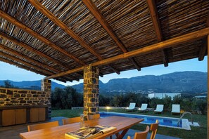 Outdoor dining - Kozilis Lamda Villa, By IdealStay Experience (Plakias)