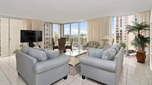 Condo, 3 phòng ngủ | Khu phòng khách