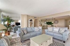 Condo, 3 habitaciones | Área de sala de estar