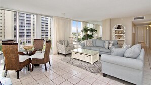 Condo, 3 phòng ngủ | Khu phòng khách