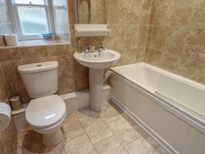 Shower, hair dryer, towels, soap - Bumblebee Cottage opposite Aysgarth Falls (Aysgarth)