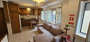 TV - Sunao Apartment Nazaré – 30m from the Beach, Ideal for Families and Friends (Nazaré)