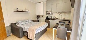 Kühlschrank, Mikrowelle, Herdplatte, Wasserkocher mit Kaffee-/Teezubehör