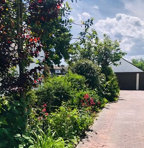 Property grounds - Apartment 'Unit 1' with Shared Terrace, Shared Garden and Wi-Fi (Timmendorfer Strand)