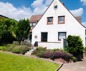 Exterior - Apartment 'Unit 1' with Shared Terrace, Shared Garden and Wi-Fi (Timmendorfer Strand)