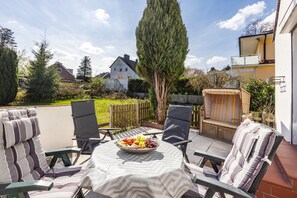 Outdoor dining - Apartment 'Unit 1' with Shared Terrace, Shared Garden and Wi-Fi (Timmendorfer Strand)