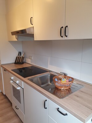 Mikrowelle, Ofen, Herdplatte, Geschirrspüler