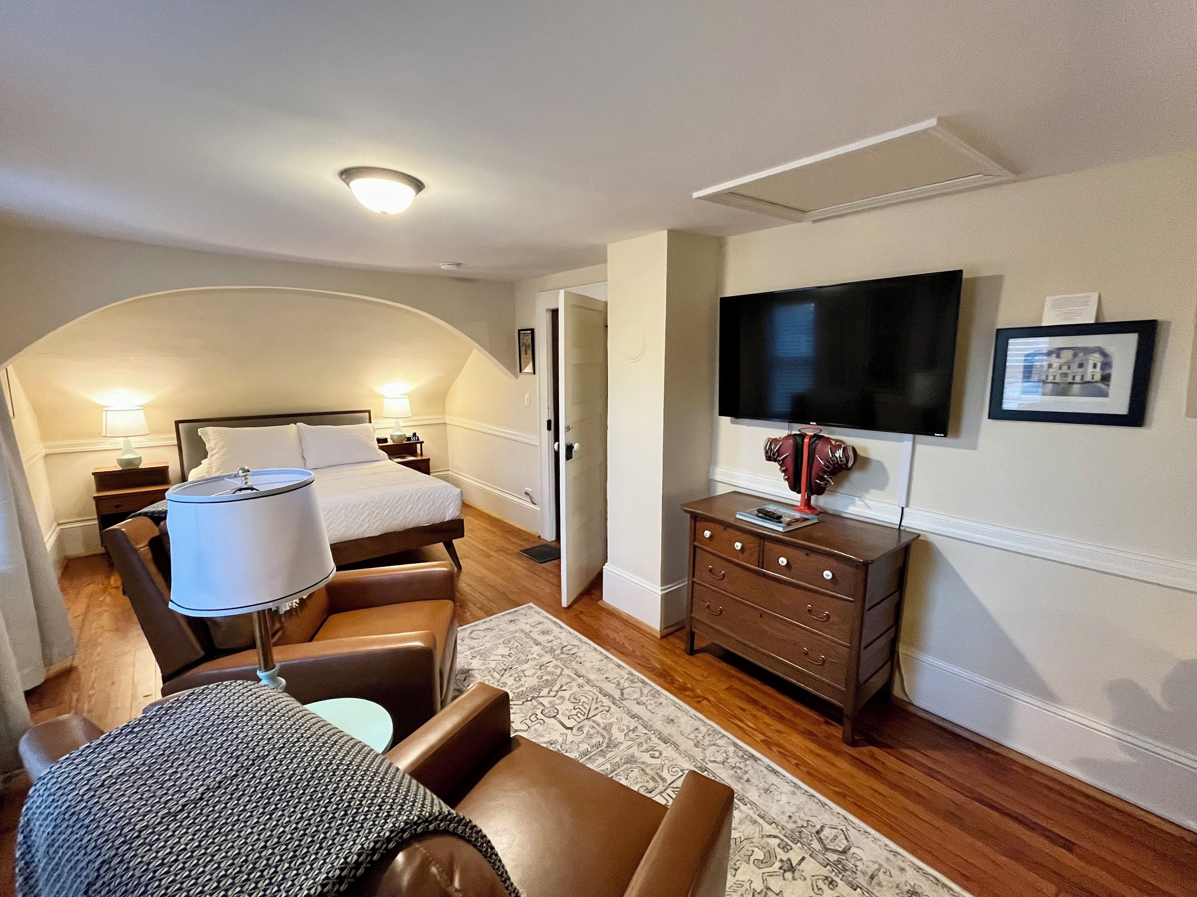 Een strijkplank/strijkijzer, wifi, beddengoed