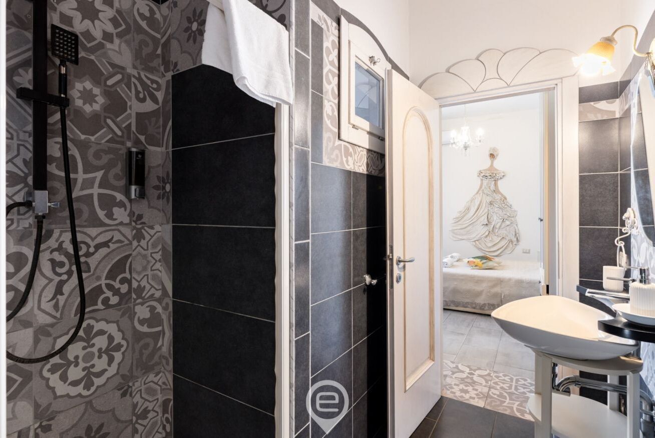 Dusche, Bidet, Handtücher, Shampoo