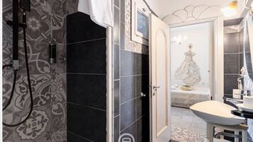 Dusche, Bidet, Handtücher, Shampoo