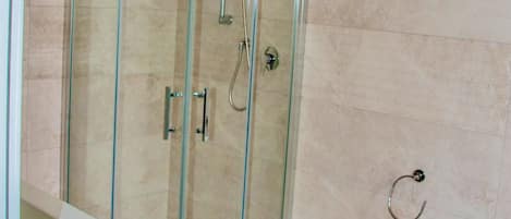 Shower, hair dryer, bidet, towels