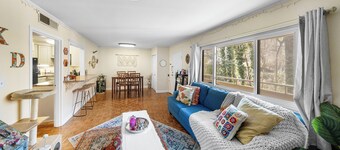 Steps to Neyland & Thompson-Boling: Large 2BR/1bath with parking