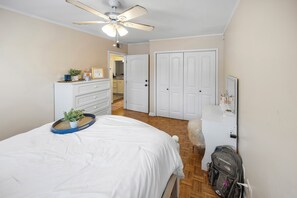 2 bedrooms, WiFi, bed sheets - Steps to Neyland & Thompson-Boling: Large 2BR/1bath with parking (Knoxville)