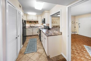 Microwave, oven, stovetop, dishwasher - Steps to Neyland & Thompson-Boling: Large 2BR/1bath with parking (Knoxville)