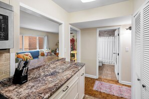 Interior - Steps to Neyland & Thompson-Boling: Large 2BR/1bath with parking (Knoxville)