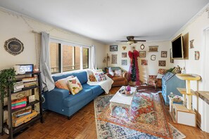 TV - Steps to Neyland & Thompson-Boling: Large 2BR/1bath with parking (Knoxville)