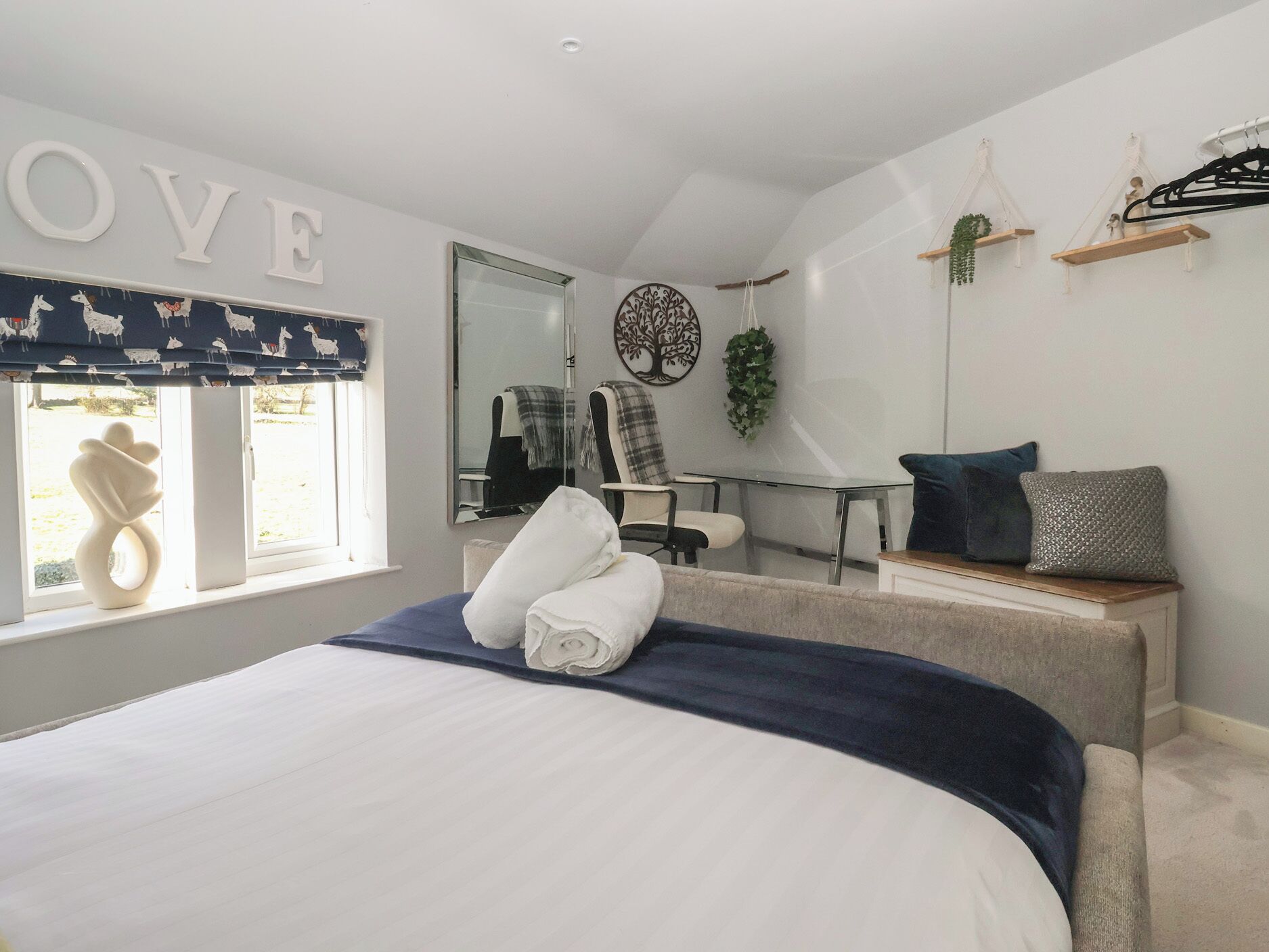 4 عدّة غرف نوم وبديكورات فريدة لكل غرفة وطراز فريد لكل وحدة