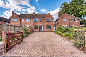 Exterior - NEW! Driveway Parking, Warwick Castle, M40, A46 (Warwick)