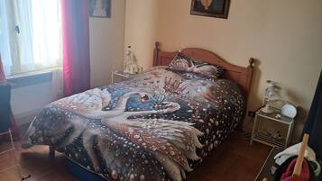 Tabla de planchar con plancha, wifi, ropa de cama
